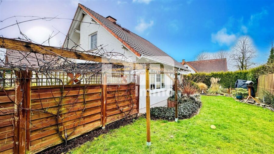 Hochwertiges Einfamilienhaus in traumhafter Ortsrandlage mit Einliegerbereich - Gartenbereich 2 klein neben dem Haus